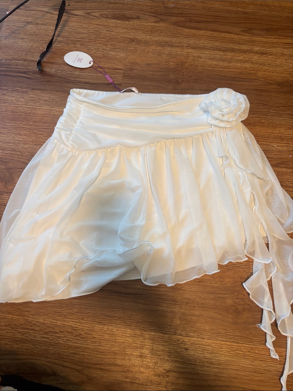 Elegant White Floral-Accent Mini Skirt